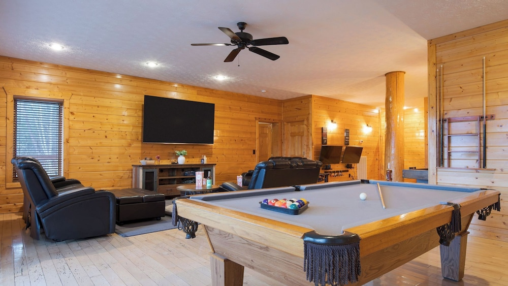 Sleeps 21 Luxury Cabin w/ Panoramic View, Hot Tub, Game Room Pinnacle Chalet