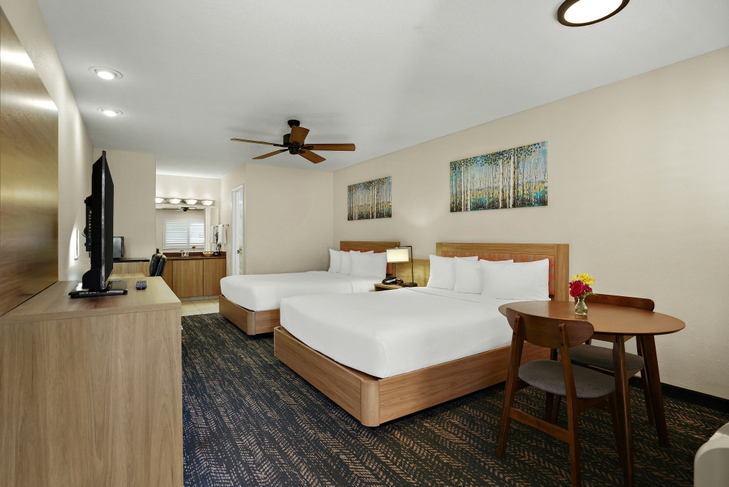 La Fuente Inn & Suites