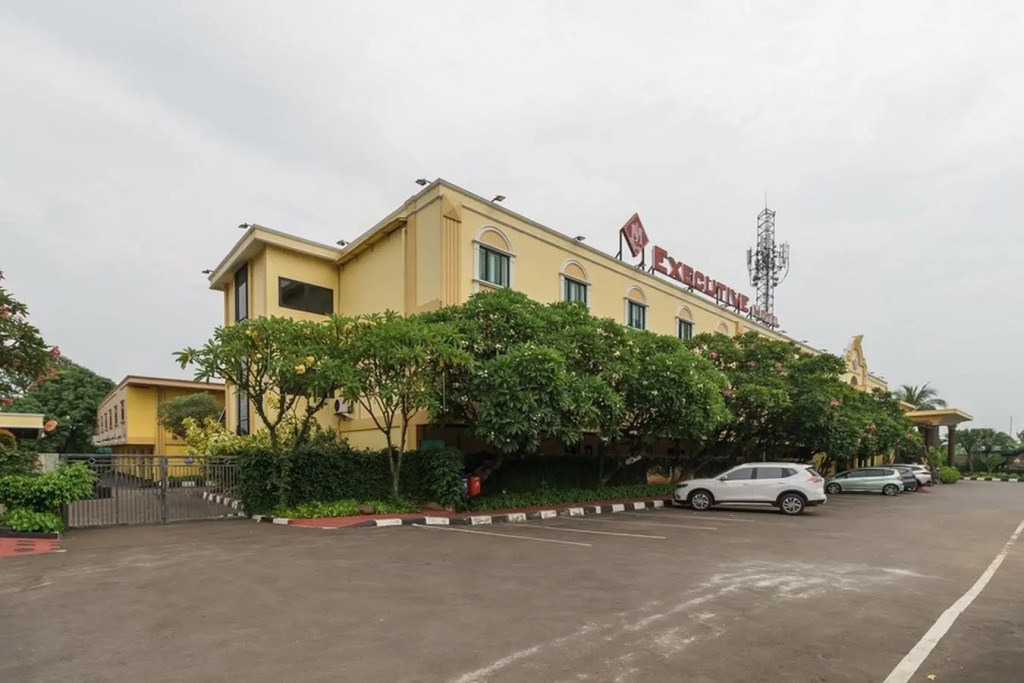 RedDoorz Plus near Dunia Fantasi Ancol