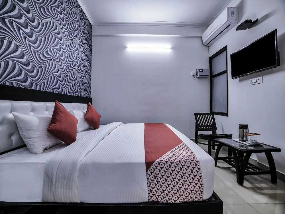 OYO 13637 Crown Residency