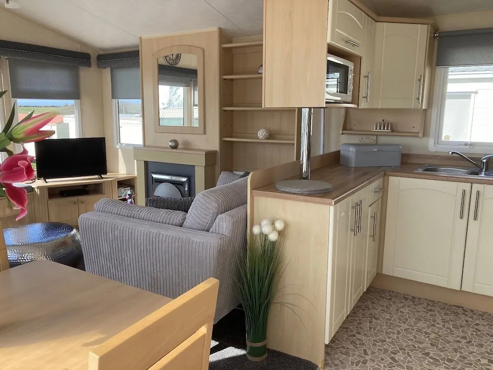 2 Bed-sleeps4-beachfront-free Parking