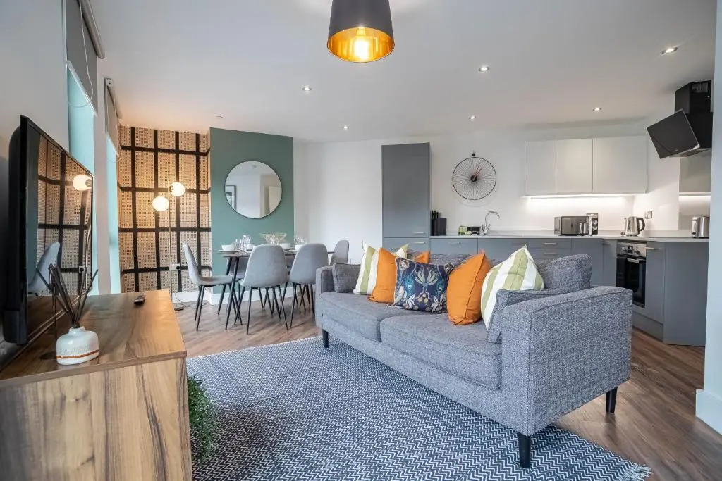 Luxe 3BR Great Central Apartment City View Near Sheffield