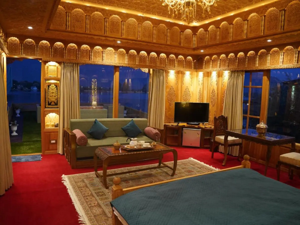 LohonoStays Harmukh Houseboat