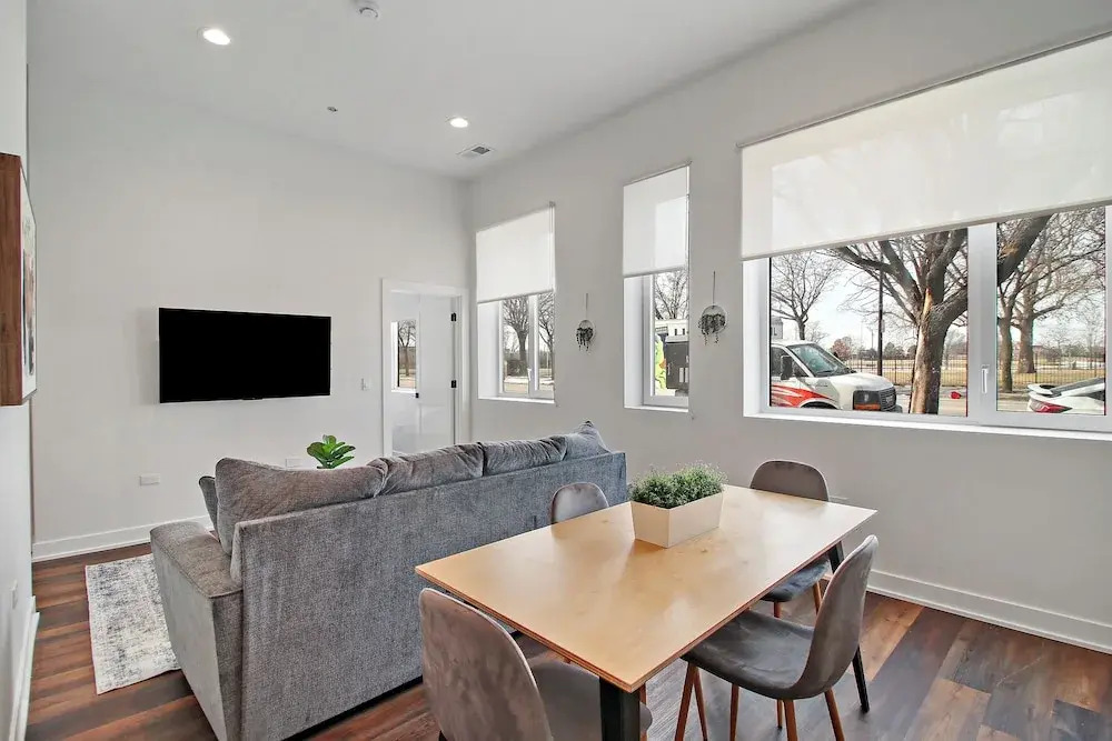 Stylish 4BR Stay - State rep