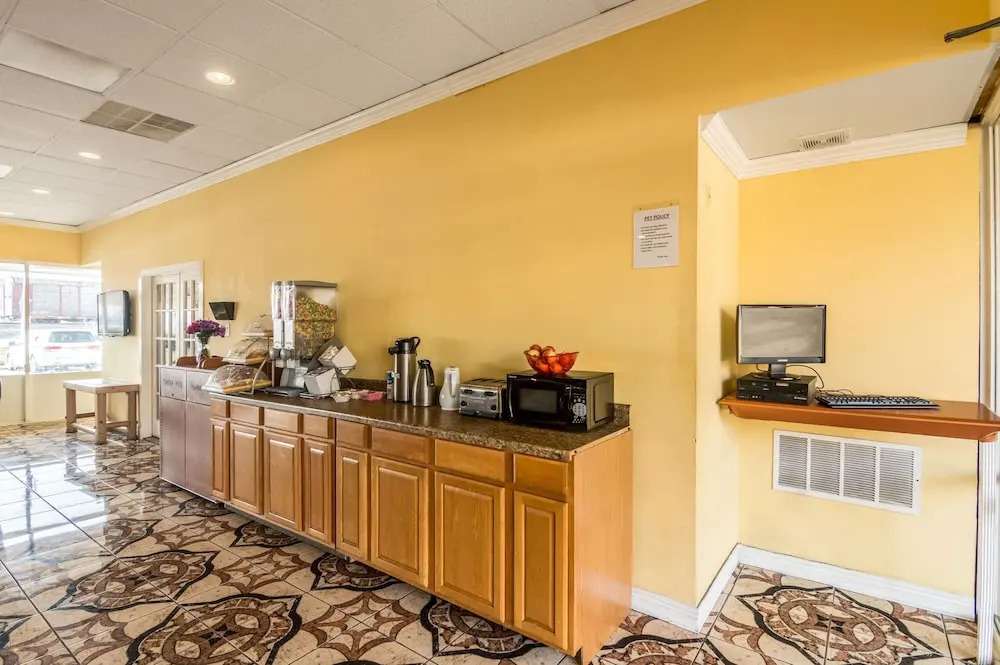 Rodeway Inn Arlington Entertainment District Area