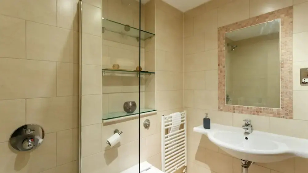 Starboard - Spacious Two-bedroom Apartment