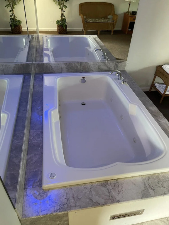 VIBE INN - WHIRLPOOLS SUITES - Lyons