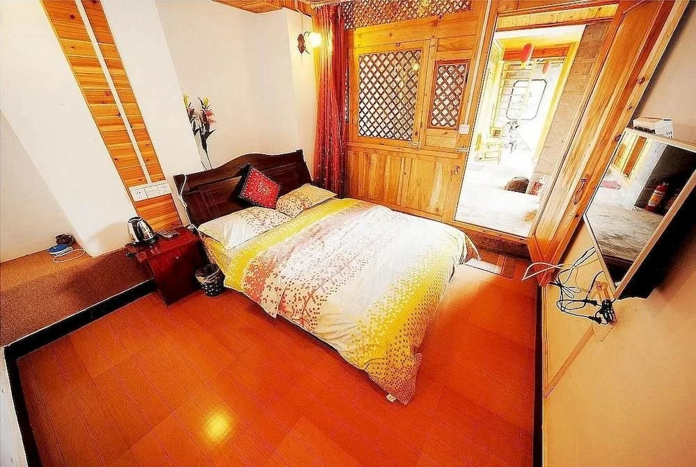 Lijiang Caicaijia Inn