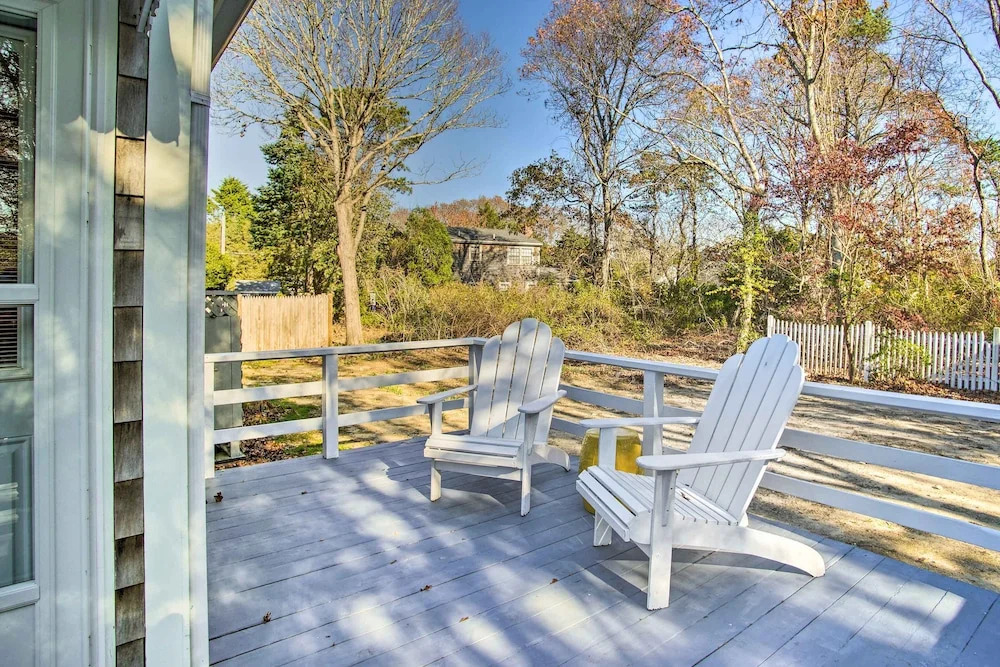 Hen Cove Home w/ Wood Deck - Walk to Beaches!