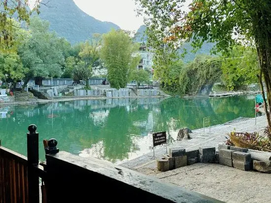 Yangshuo Banxian Bieyuan Homestay (Yulonghe Bamboo Rafting Yulongqiao Wharf Branch)