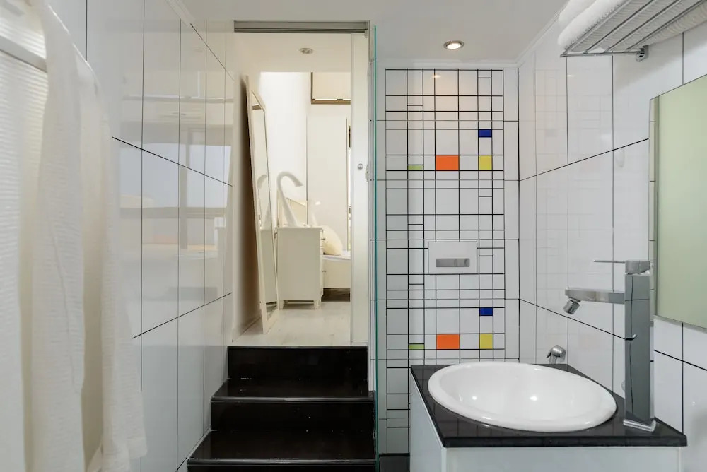 3BR Apt Steps from Sea W Parking
