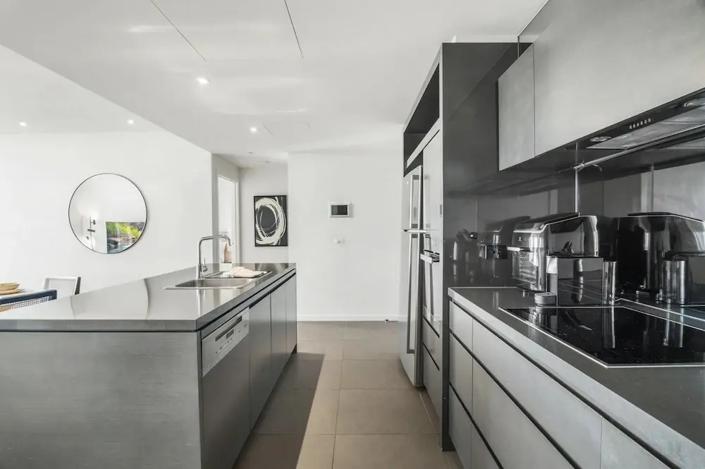 Stunning 2-bed Apartment With Water Views