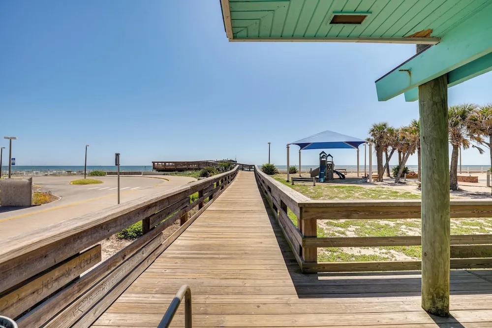 Walk to St Augustine Beach! Condo w/ Pool Access
