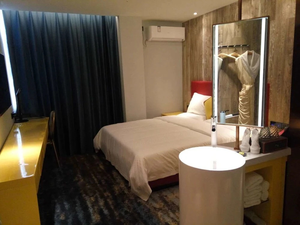 Yantai 90's Light Luxury Hotel
