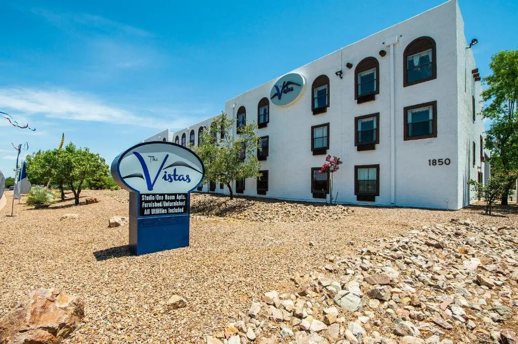 Sierra Vista studio apartment with full kitchen and King Bed