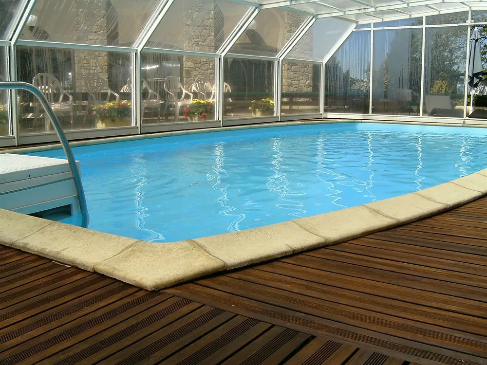 Hôtel-Restaurant La Crèche et sa piscine intérieure - Logis Hôtels