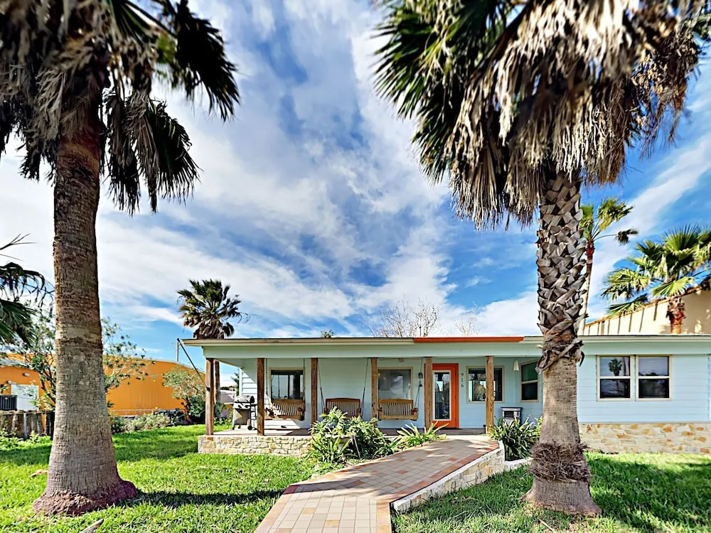 Salt Pines Cottage on 9th Street 3 Bedrooms 2 Bathrooms Home
