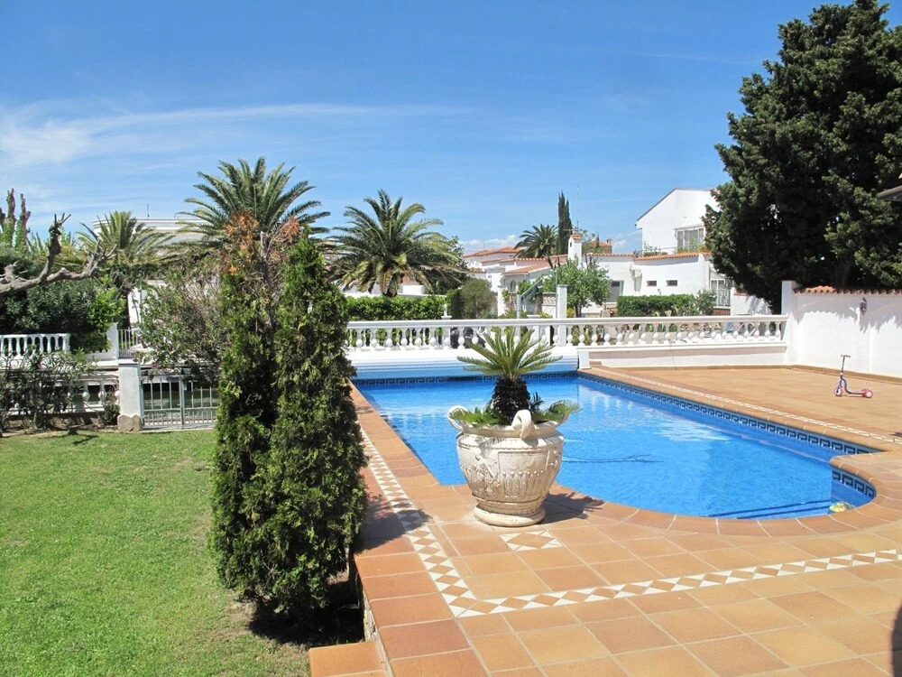 Luxurious Holiday Home in Empuriabrava With Private Pool