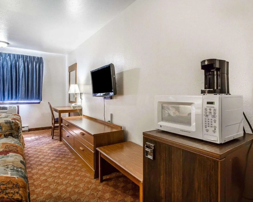 Rodeway Inn & Suites Madison East