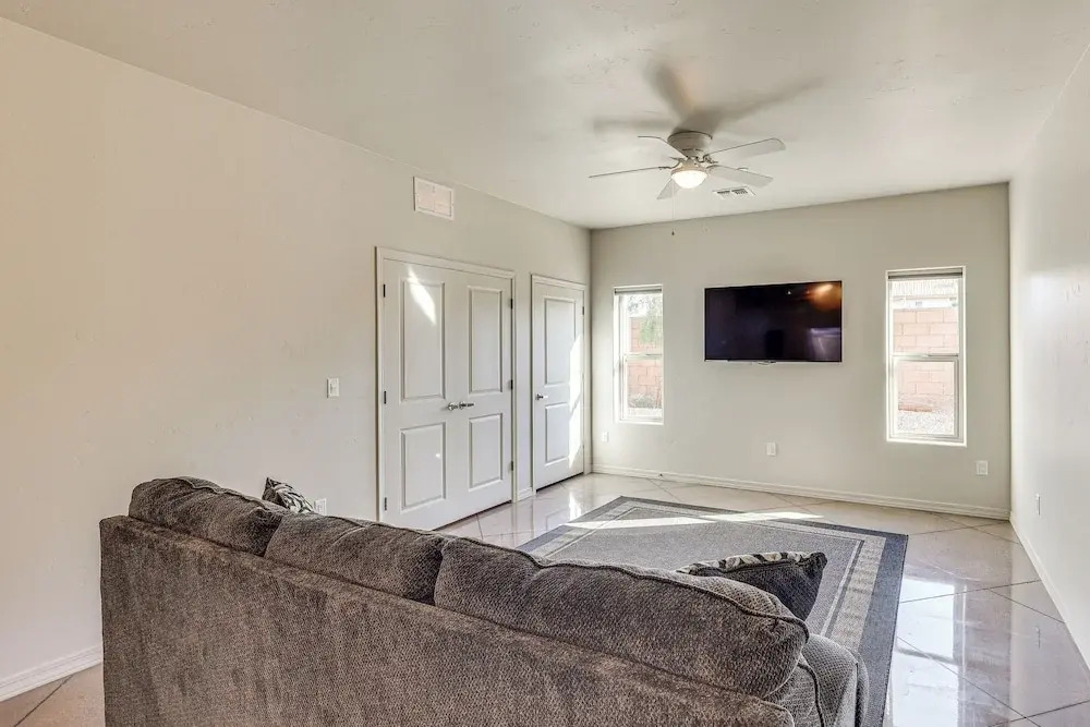 Hike & Explore: Apt 3 Mi to Lake Havasu & Dtwn!