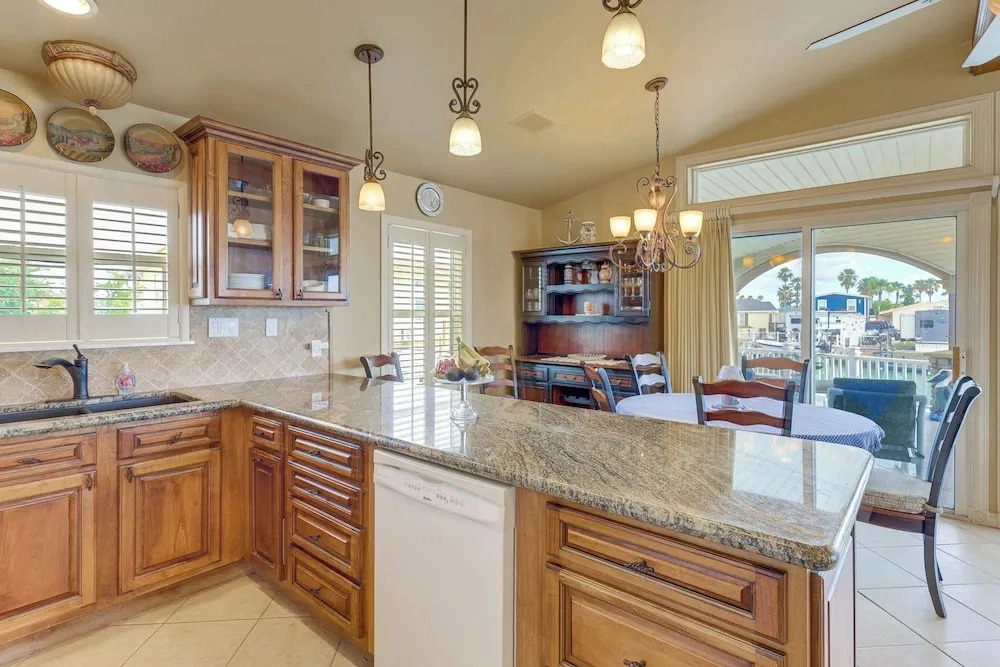 Wildlife Views & Dock! Long Island Village Escape