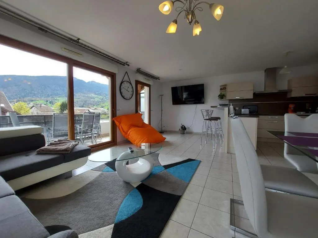 Au cœur de St Jorioz, spacieux appartement avec terrasse et vue montagne.