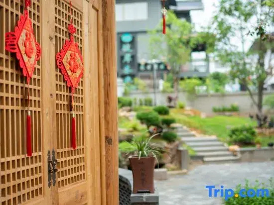 Qingxiang Manchu Guesthouse