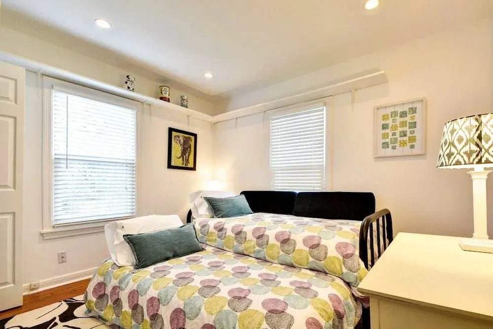 2BR Newly Remodeled Stylish Rosedale House by RedAwning
