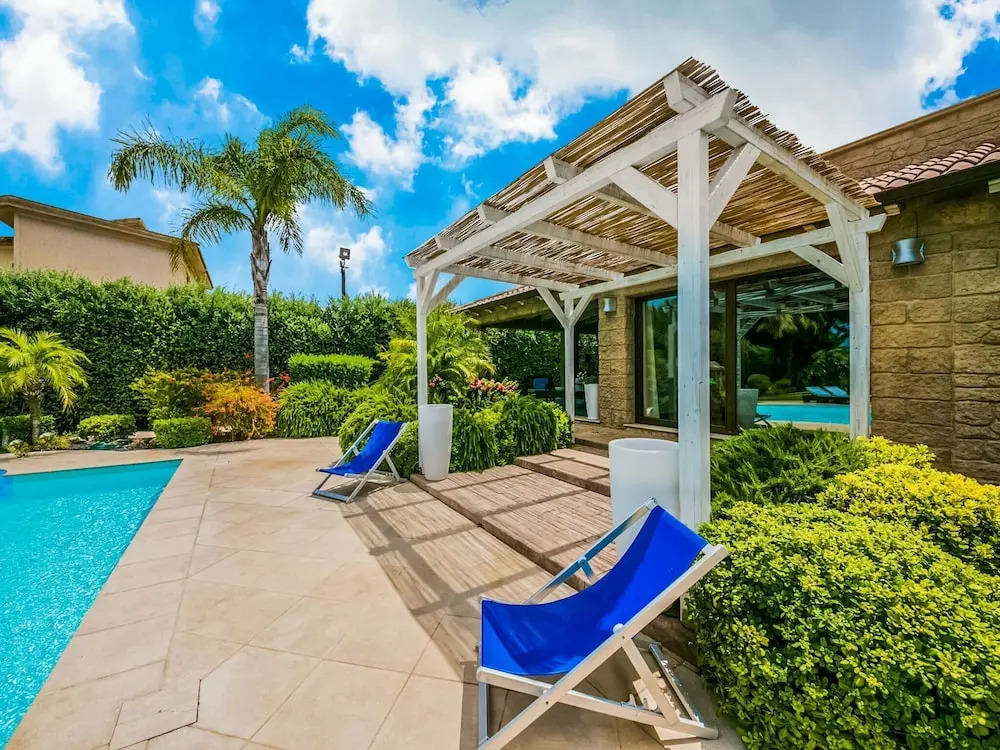 Villa With Private Pool With Salt Water Whirlpool and Cozy Porch