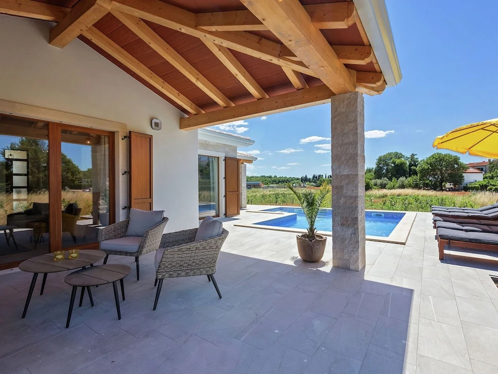 Seaside Villa With Swimming Pool in Funtana