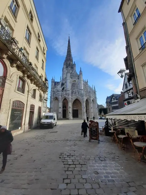 F2 de charme au cœur de Rouen, vu unique sur la cathédrale