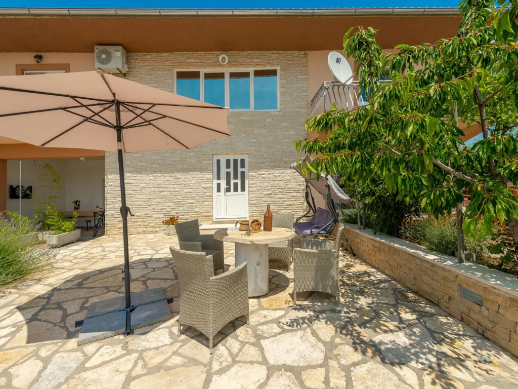 Holiday Home in Lisicic with Pool