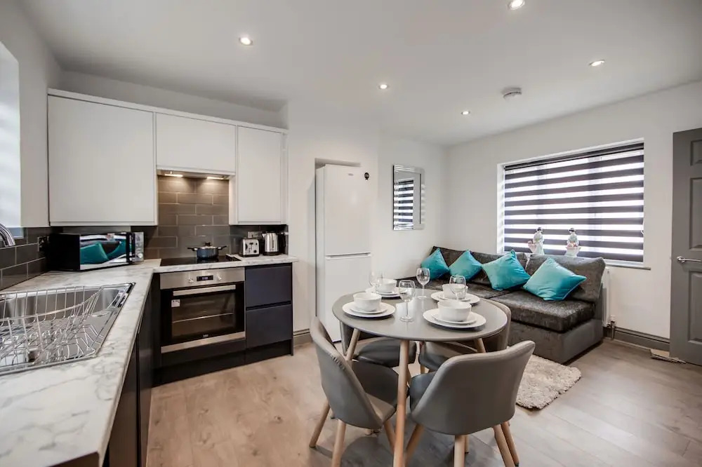 4 Bed - Sleeps 6 - Private Garden - Free Parking