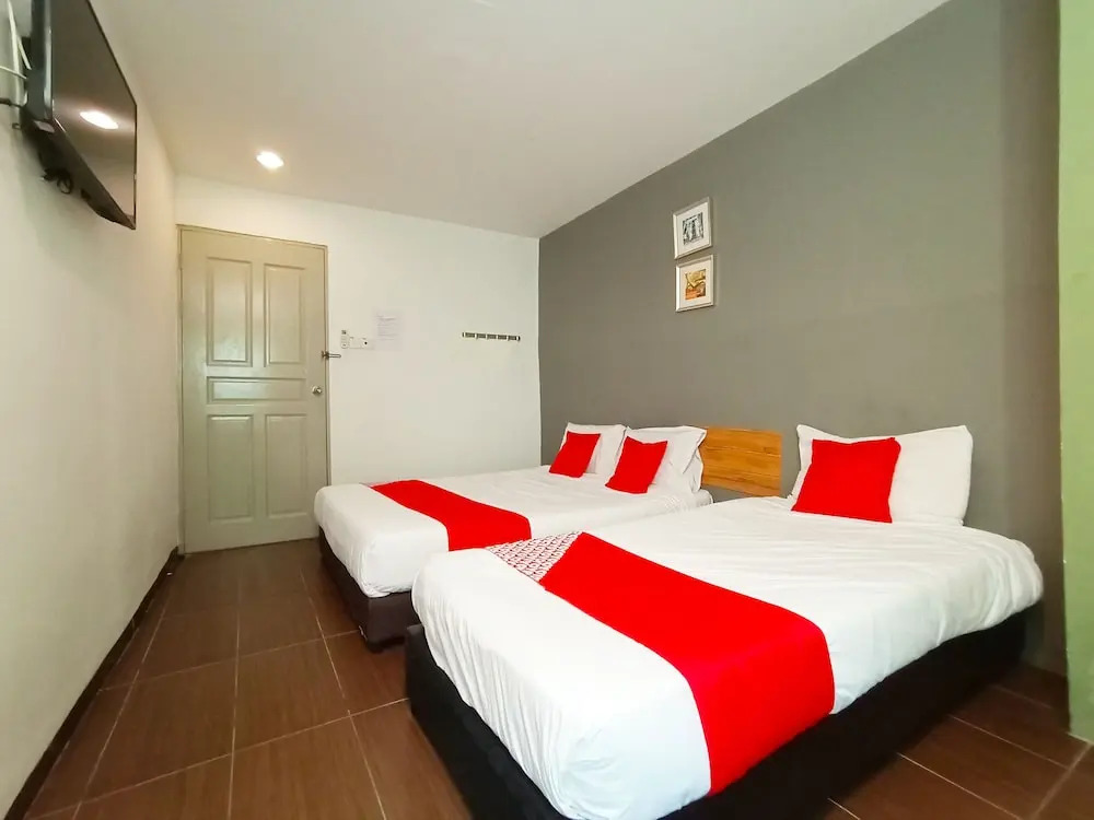 Golden Lounge by OYO Rooms