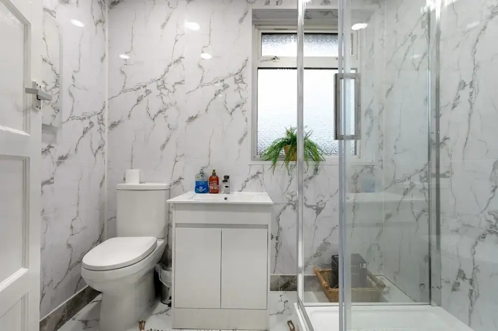3-beds, Sleeps 5, w/ Parking, 10 Mins From Centre