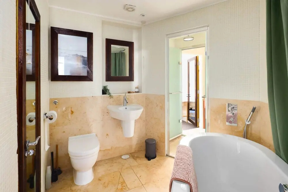 Beautiful & Vibrant 2BD Home w/ Balcony - Hackney!