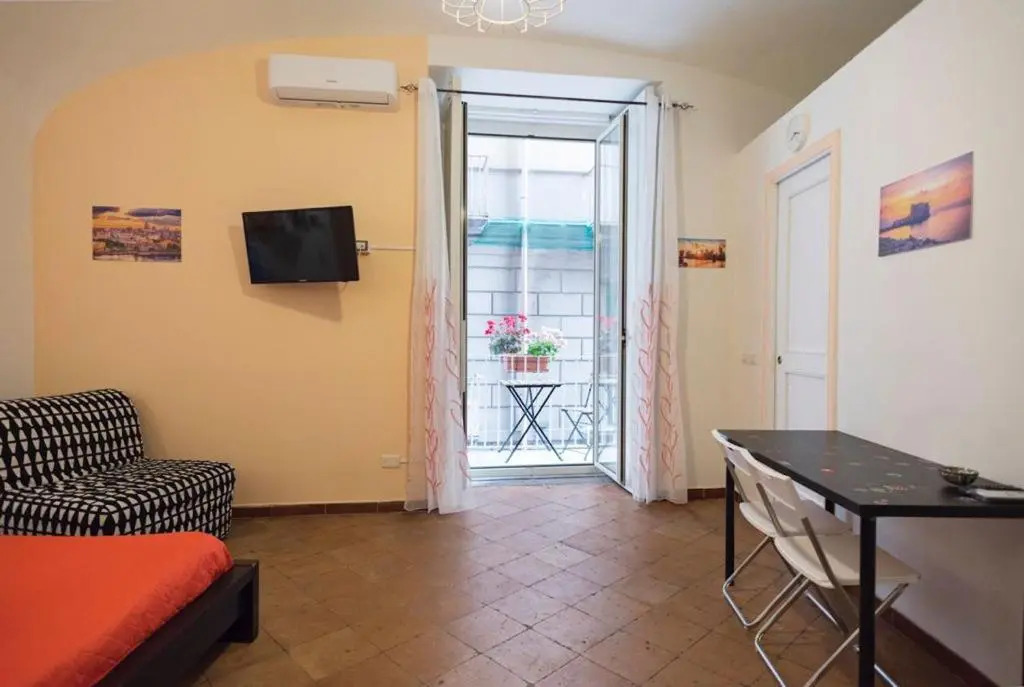 Bobbò House III, a balcony in the heart of Naples