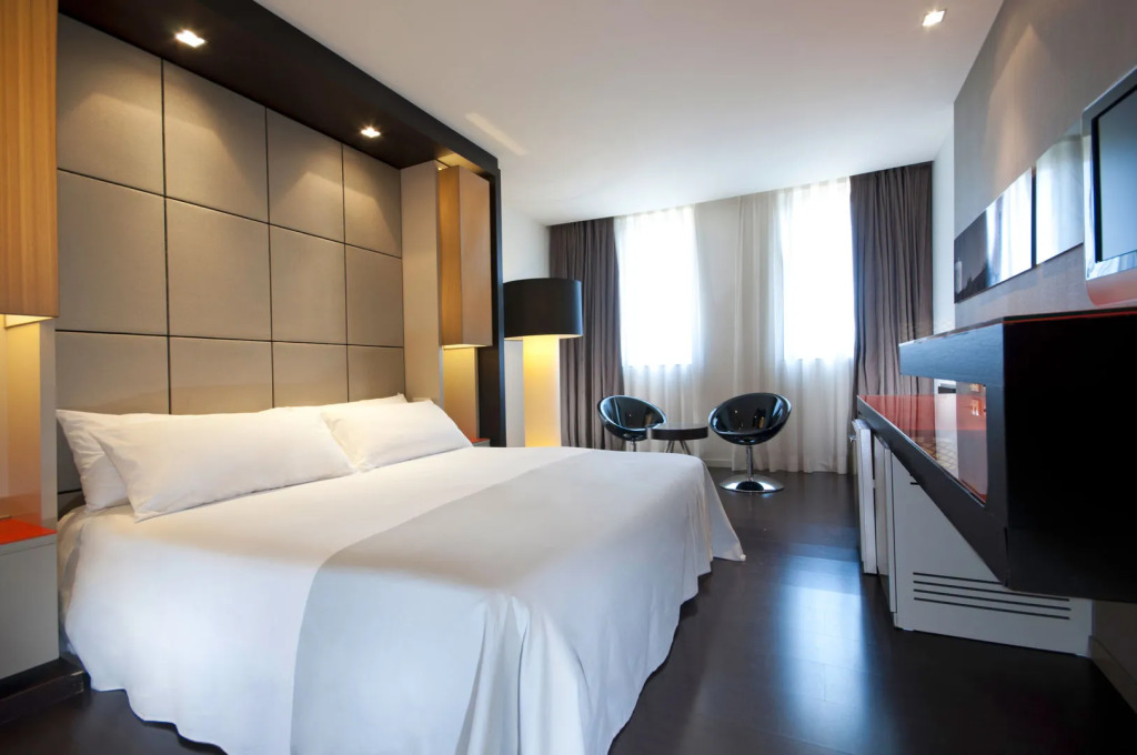 Отель Barcelona Condal Mar Affiliated by Meliá
