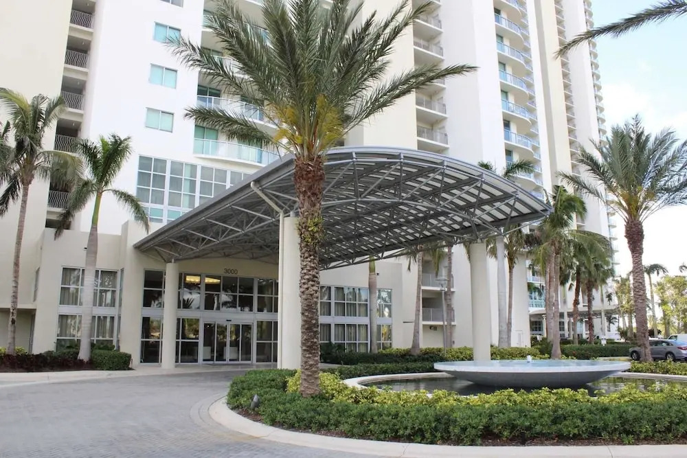 3000 Oasis Grand Blvd #803