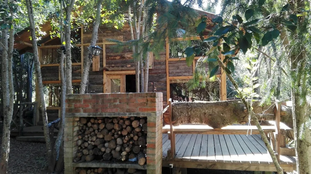 Wonderful rustic cabin, with native trees, with Rio Trancura, equipped