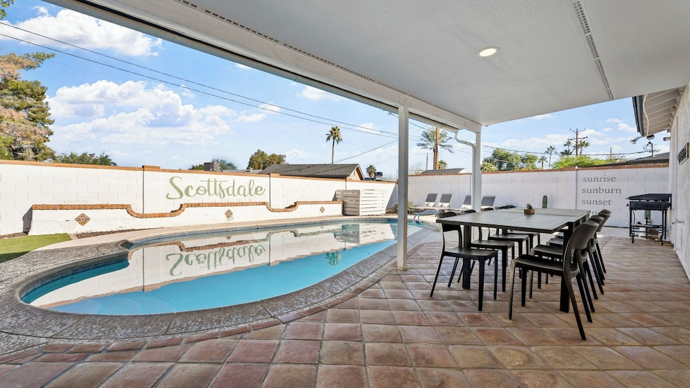 Heated Pool, Fire Pit, Games & Outdoor Dining Just Minutes to Old Town Drift House by Avantstay