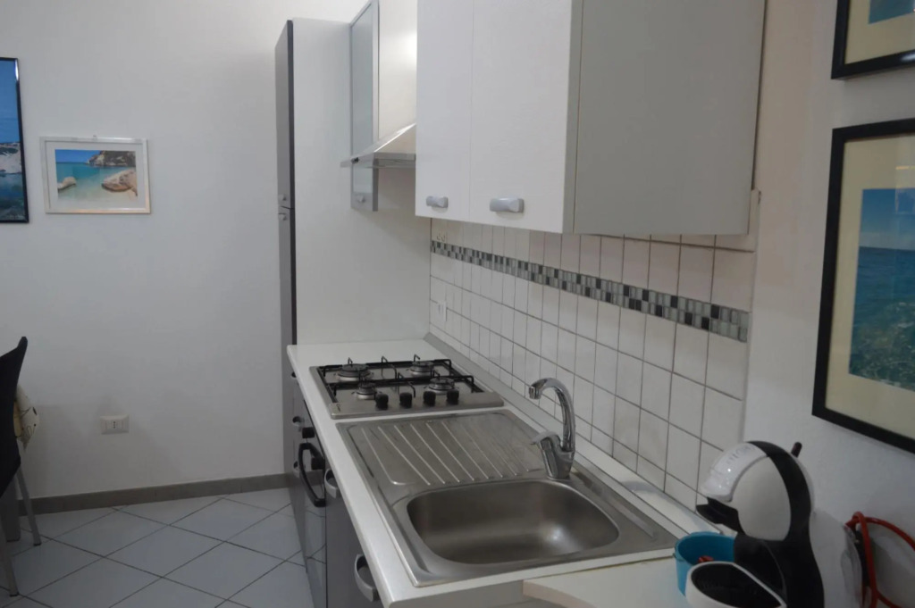 Holiday apartment in a small condominium 300 meters from the sea shore with sea view from the bedroo-Appartamento dei Gabbiani
