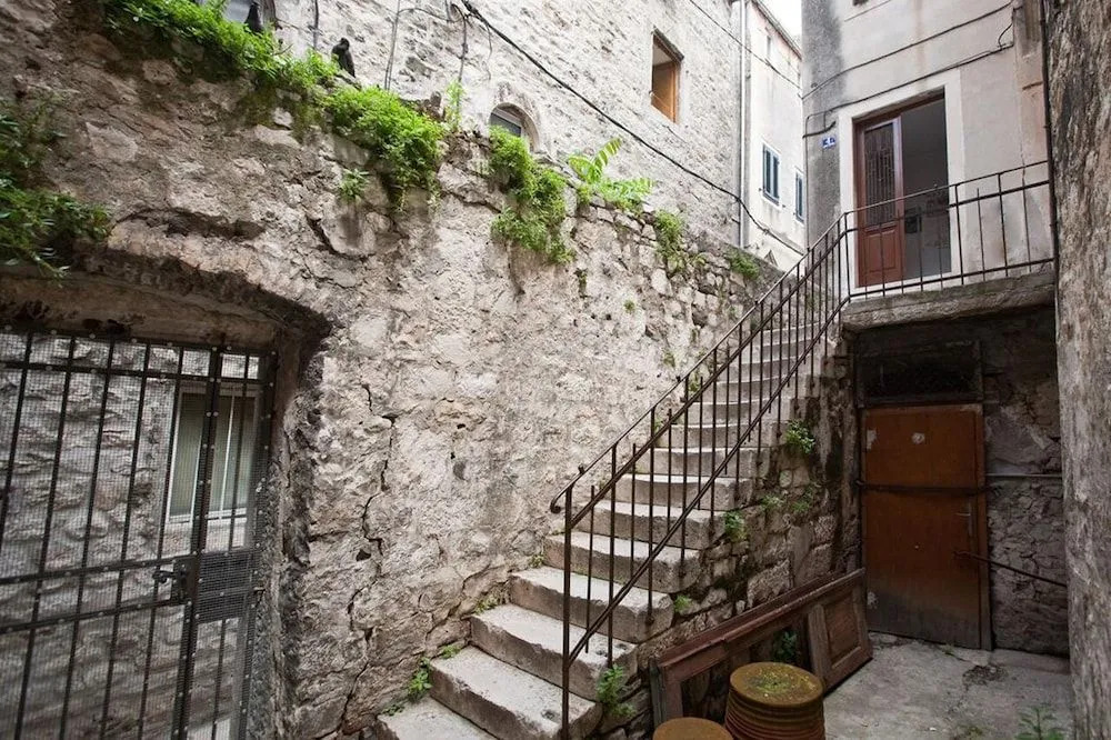 Julije Rooms