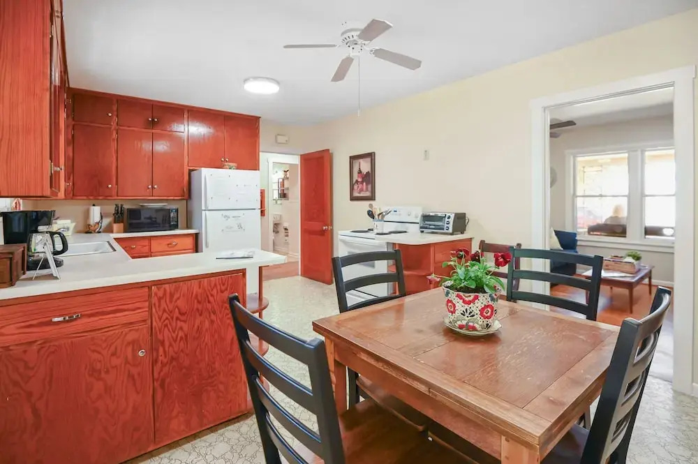Das Mueller Guest Haus 3 Bedroom Home by RedAwning