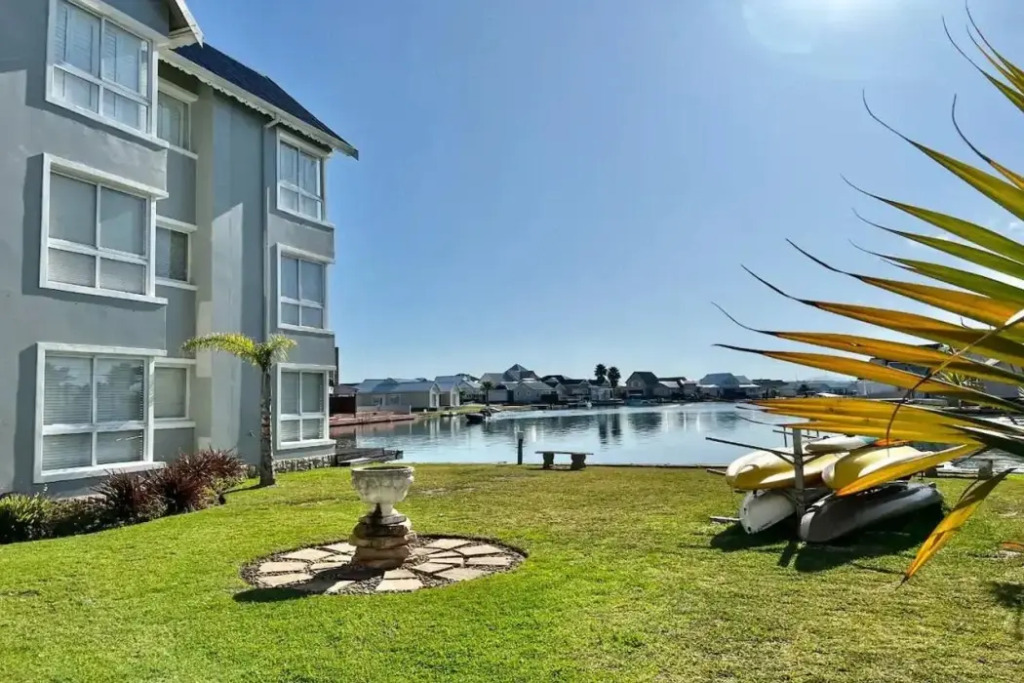 Water Views Apartment