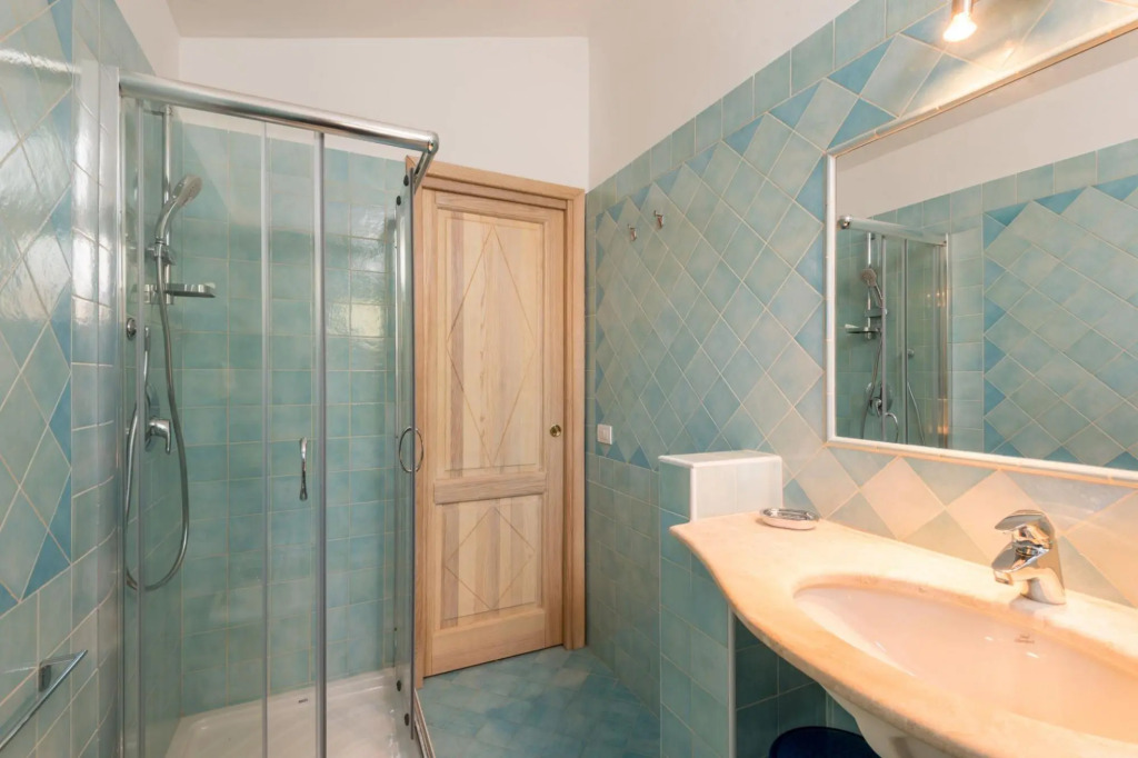 It has 2 bedrooms, 2 bathrooms, large living room with fully equipped kitchen (with microwave, dishw-Perlacea 18