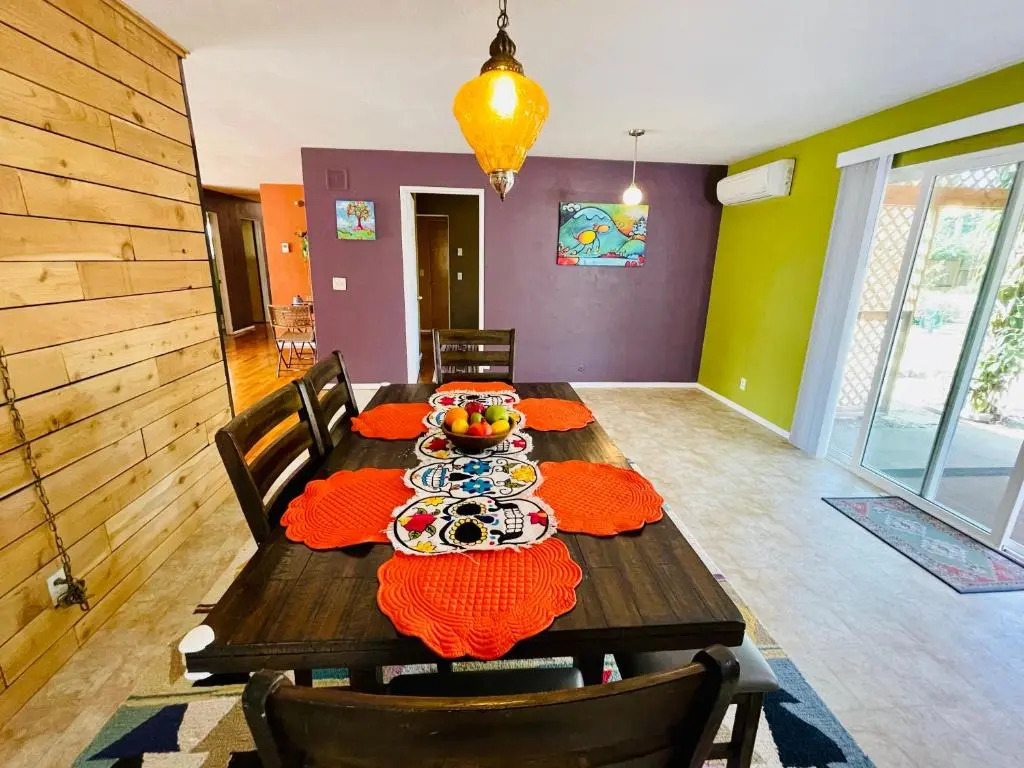 Welcome! Colorful 50's Ranch in the Heart of Eugene