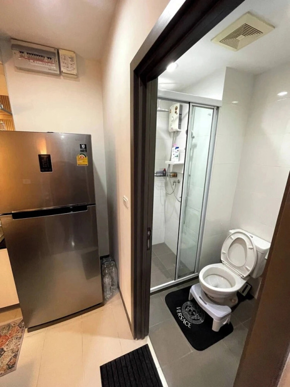Octopus Suite on Highrise, Skytrain, Fast Wifi and AC