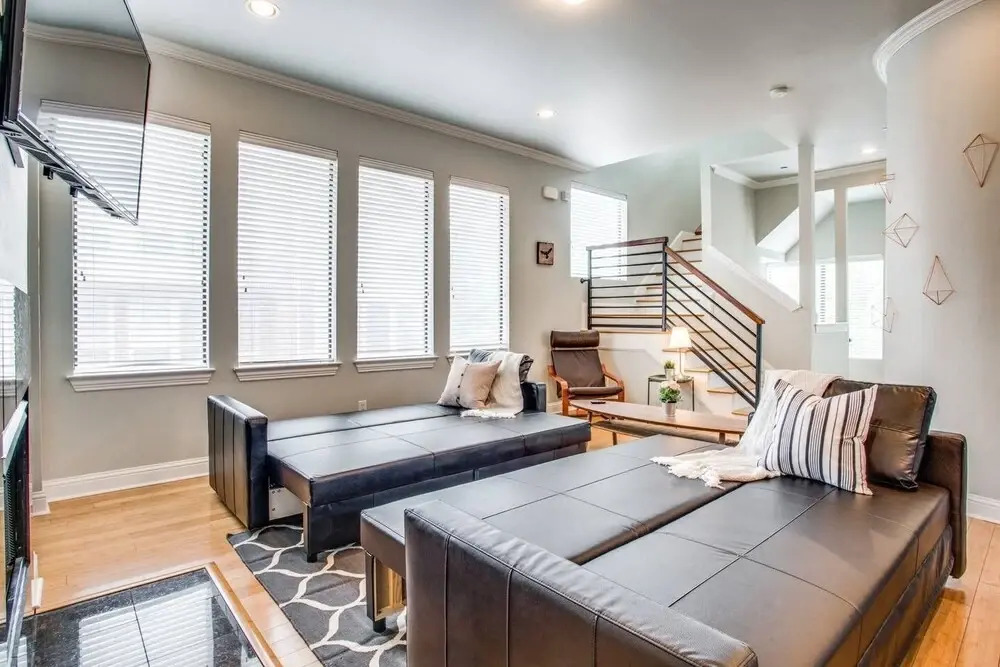 2 Unit Grand Oak Lawn house Perfect for Groups