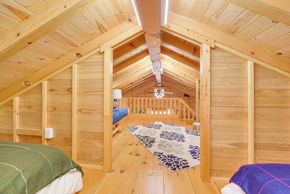Northwoods Nature Escape! Lakefront Hayward Cabin